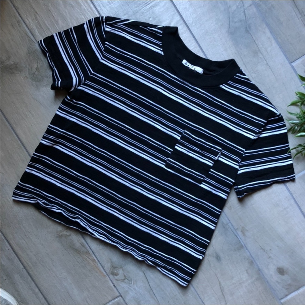 Vans classic striped pocket tee in black and white. Size  XS
